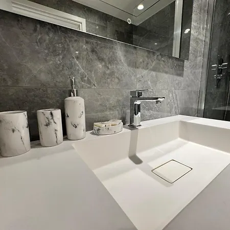 Apartament St Julian's With An 18th Floor View And Rooftop Infinity Pool