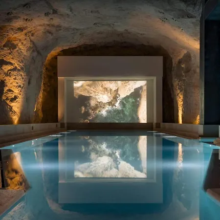 Sea View Mercury Tower, Rooftop Infinity Pool Apartment *