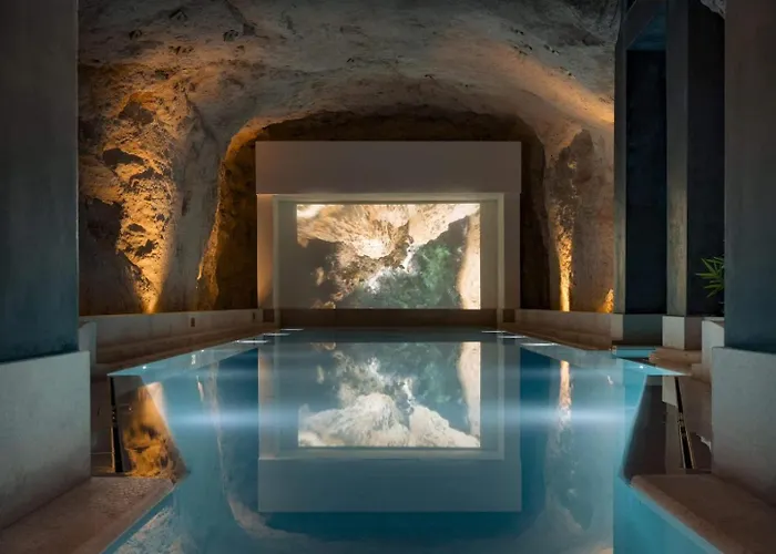 Sea View Mercury Tower, Rooftop Infinity Pool Apartment *